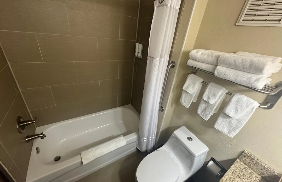 Quality Inn & Suites Green Bay - Ashwaubenon-1