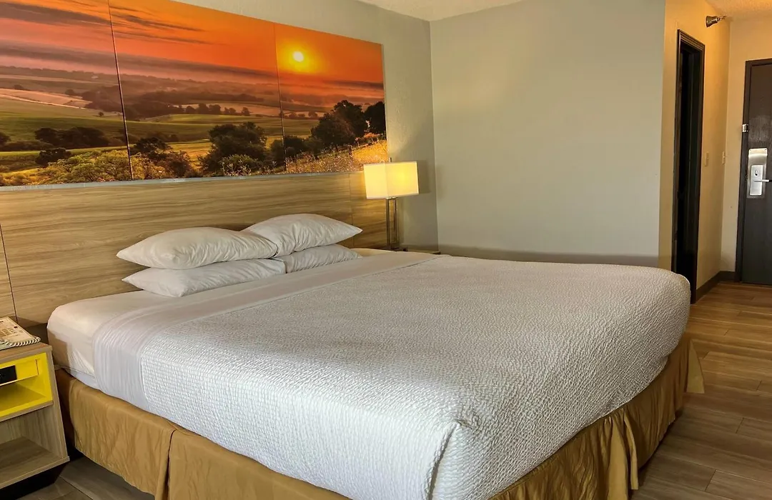 Days Inn By Wyndham Salina I-70-1
