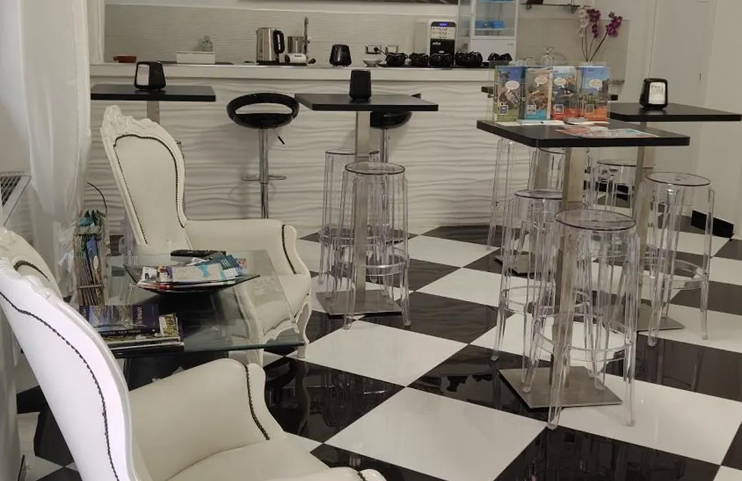 Clelia'S Boutique Rooms & Suites-1
