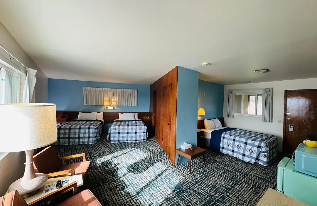 Curly Redwood Lodge-1
