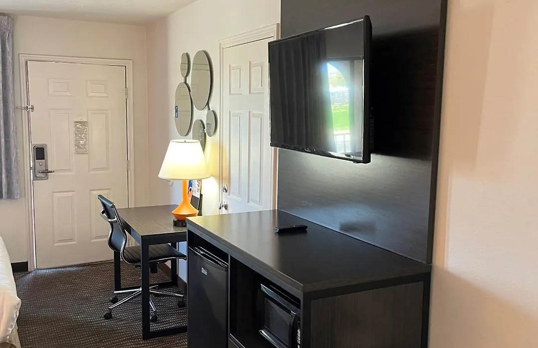 Howard Johnson By Wyndham St. George Hotel & Suites-1