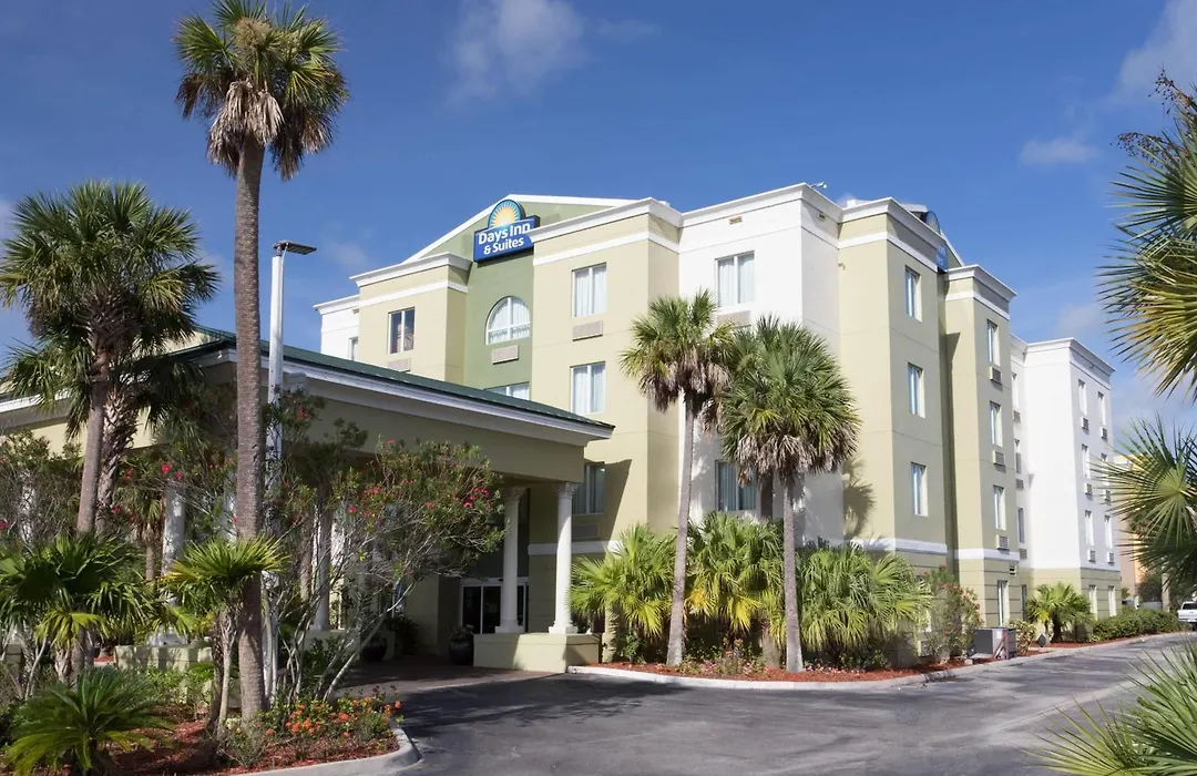 Days Inn & Suites By Wyndham Fort Pierce I-95-1