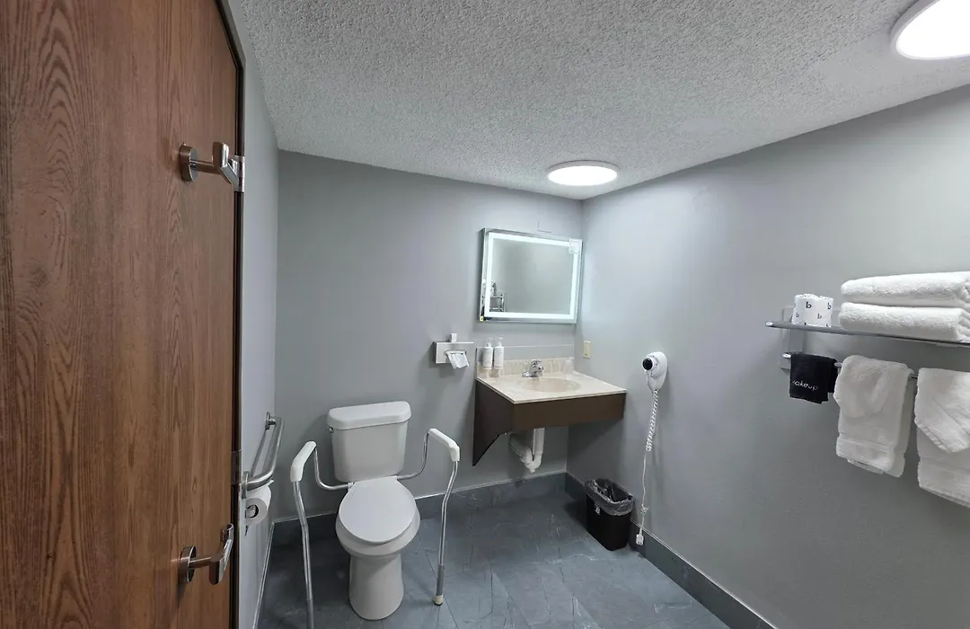 Super 8 By Wyndham Emporia-1