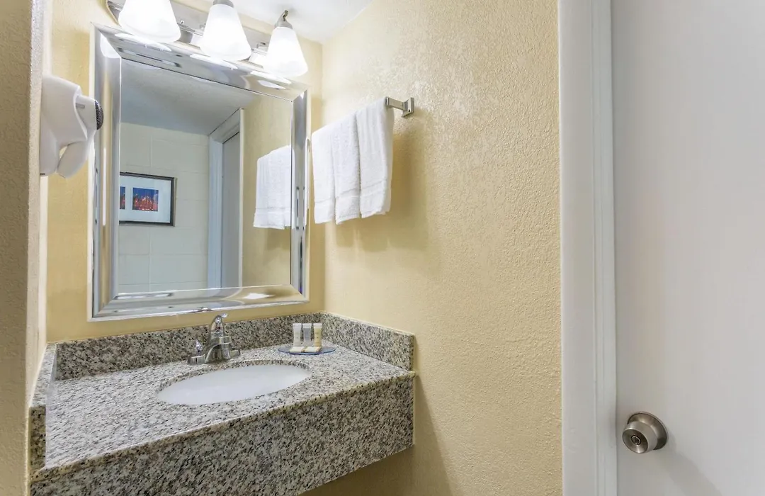 Howard Johnson By Wyndham Virginia Beach At The Beach-1