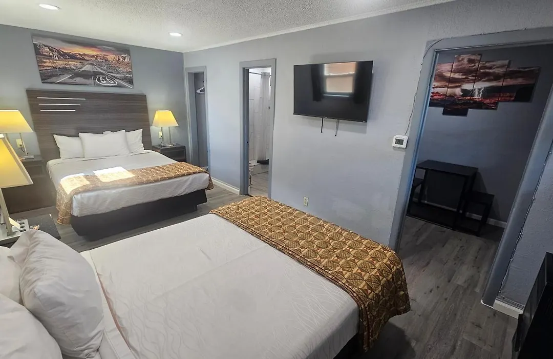 Travelers Inn-1