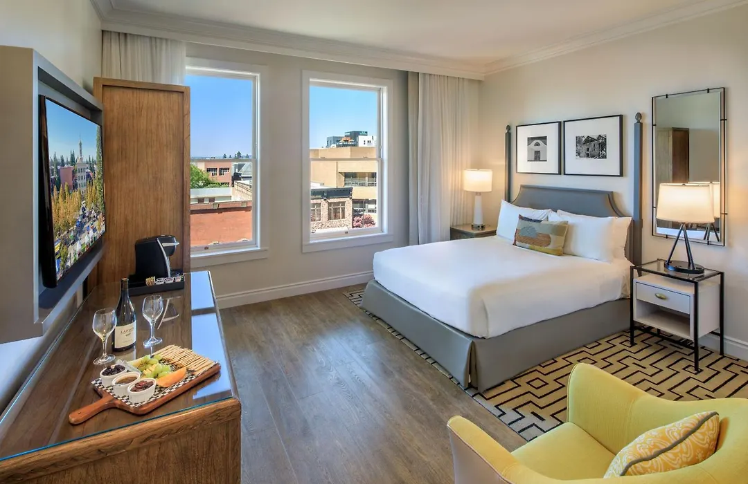 Hotel E-1