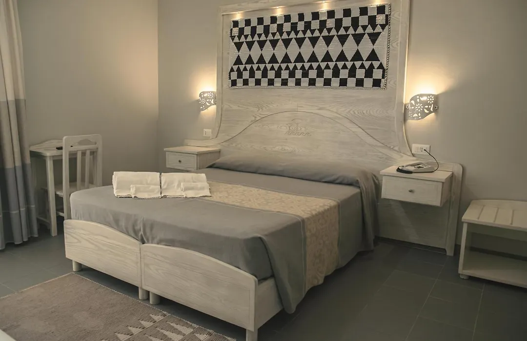 Hotel Cala Dei Pini-1