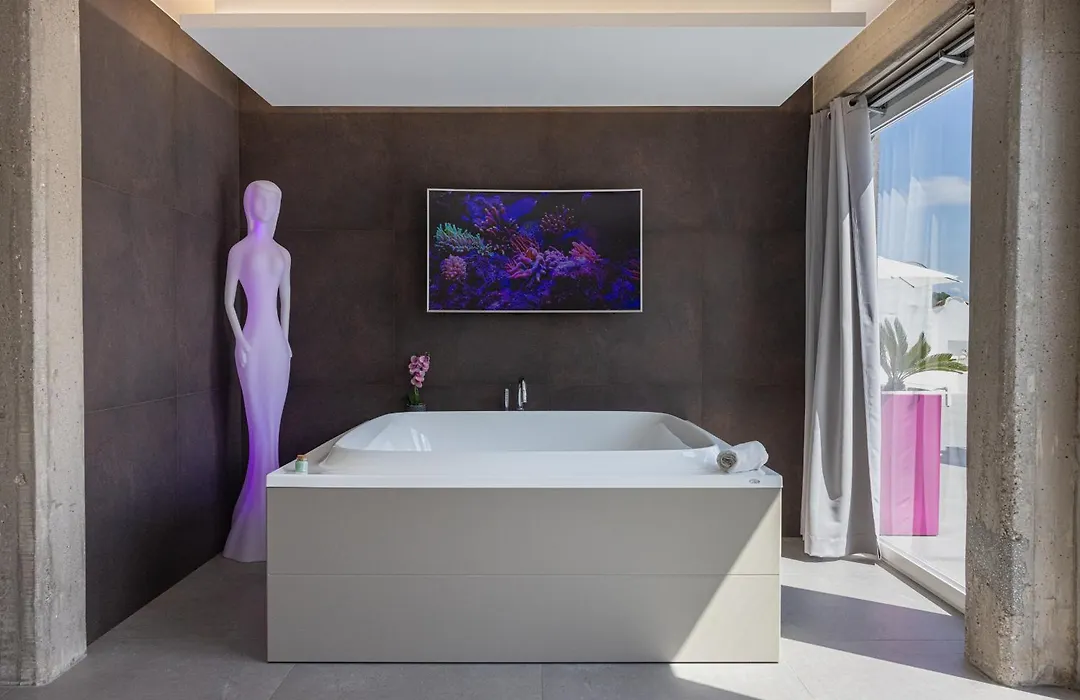 Tropicana Suite - Adults Only-1