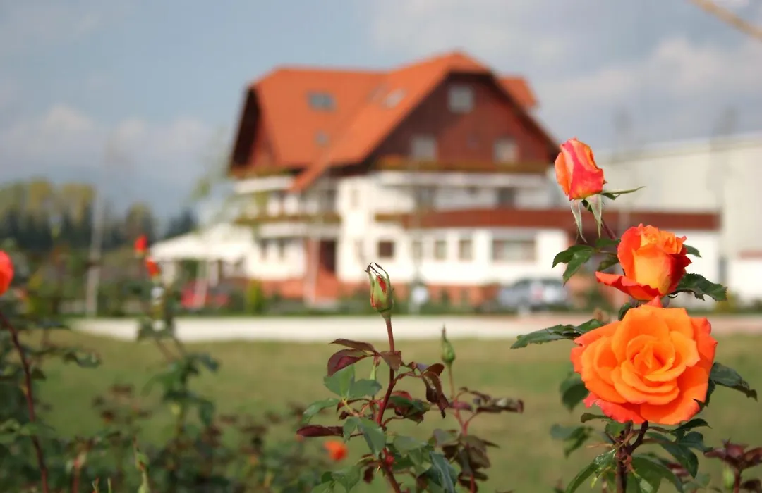 Garden Club - Hotel & Restaurant - Free Outdoor Pool & Parking-1