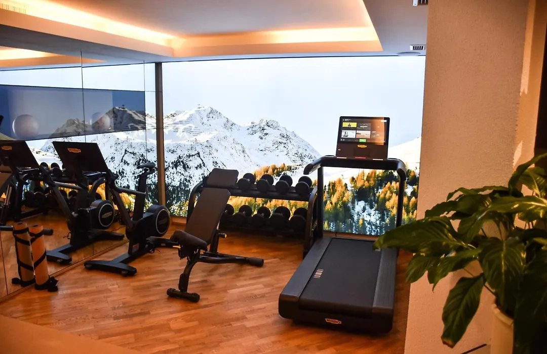 Glanz & Glory Hotel-1