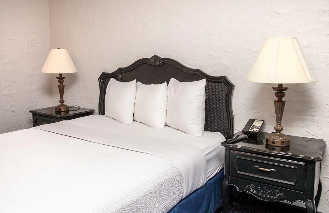 Chateau Hotel And Conference Center-1