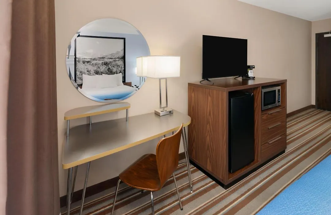Super 8 By Wyndham Longmont/Twin Peaks-1