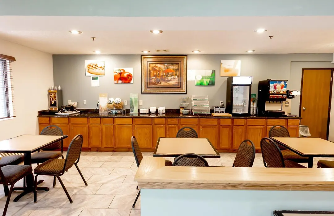Quality Inn & Suites Marinette-1