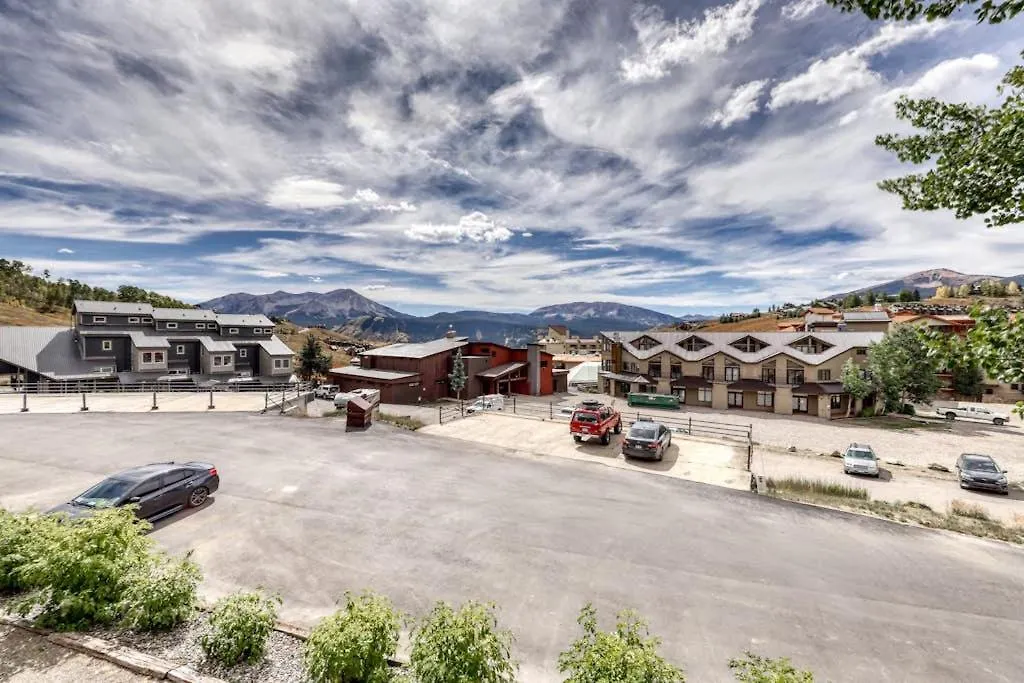 Beautiful Mountain View Condo-1