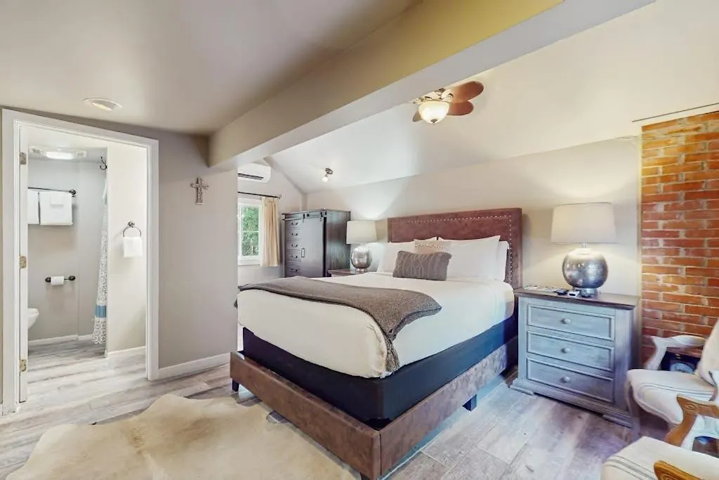 Romantic Cabin With A Patio - Walk To Restaurants, Tasting Rooms & More-1