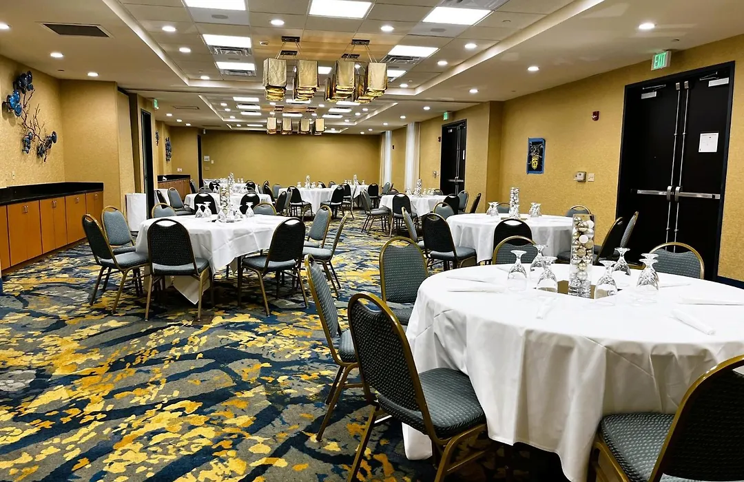 Holiday Inn Hotel & Suites Gateway By Ihg-1