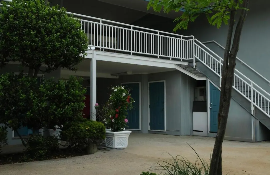 Cape Harbor Motor Inn-1