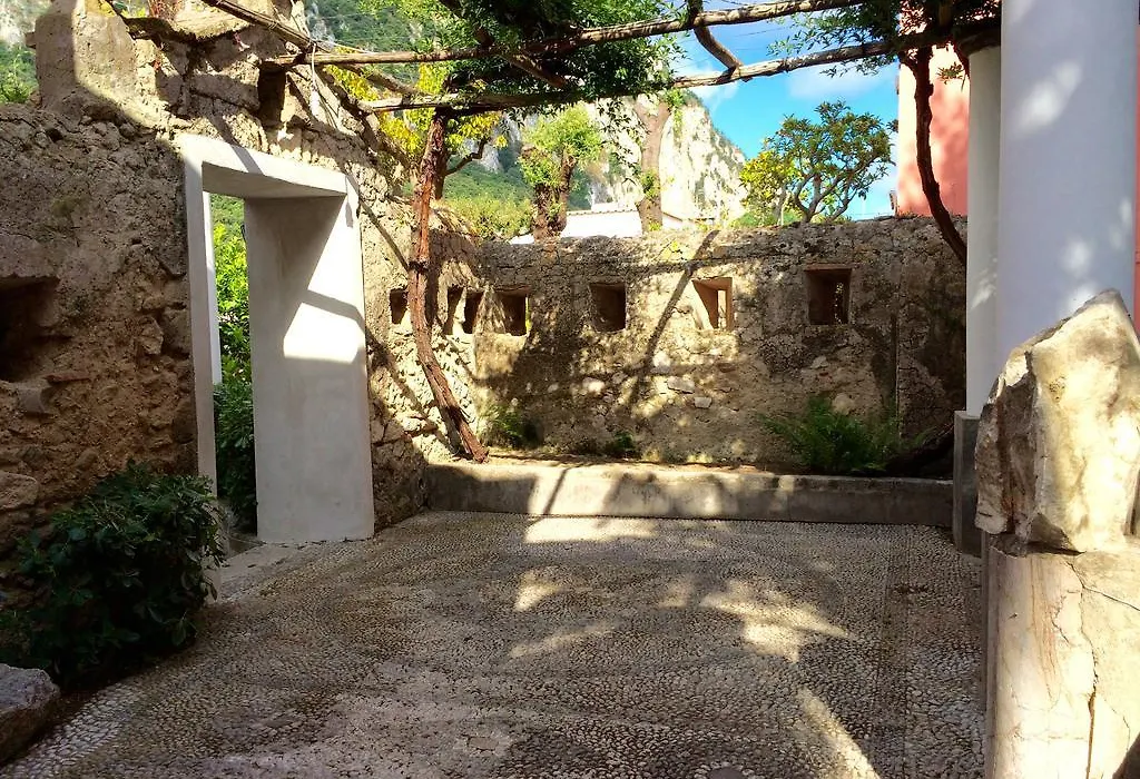 Capri Villa Bismarck-1