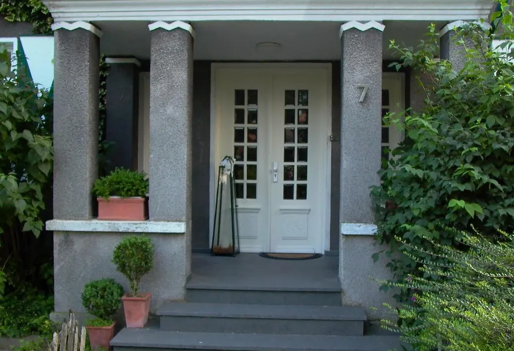 Altes Landhaus am Park (Bed&Breakfast)-1