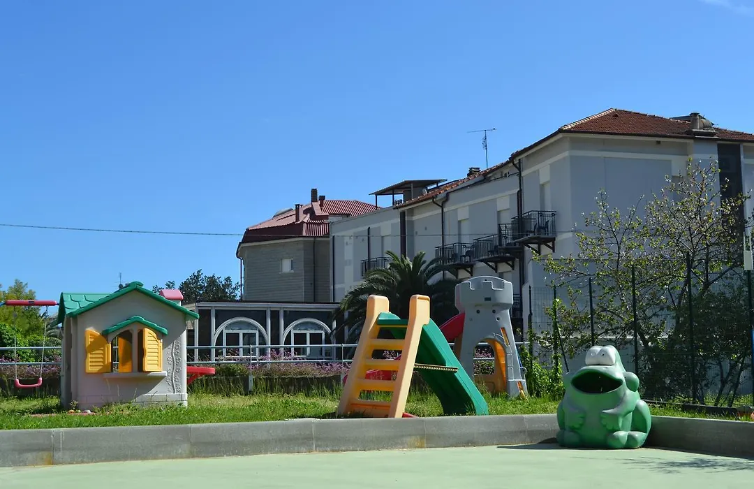 Hotel Riviera 3 Stelle con piscina estiva gratuita e garage a pagamento-1