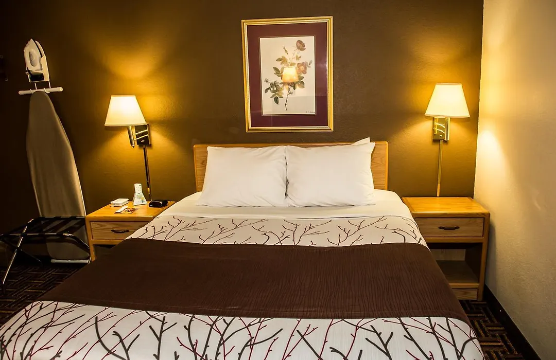 Americas Best Value Inn & Suites Detroit Lakes-1