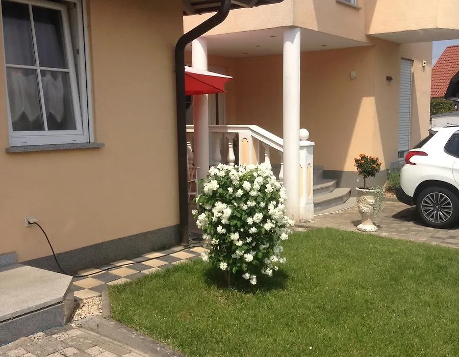 Gästehaus Tante Tienchen 7 Minuten zu Fuss zum Europa Park , plus kostenloses Parkplatzticket Rulantica ,alle unsere Suiten haben einen Balkon-1