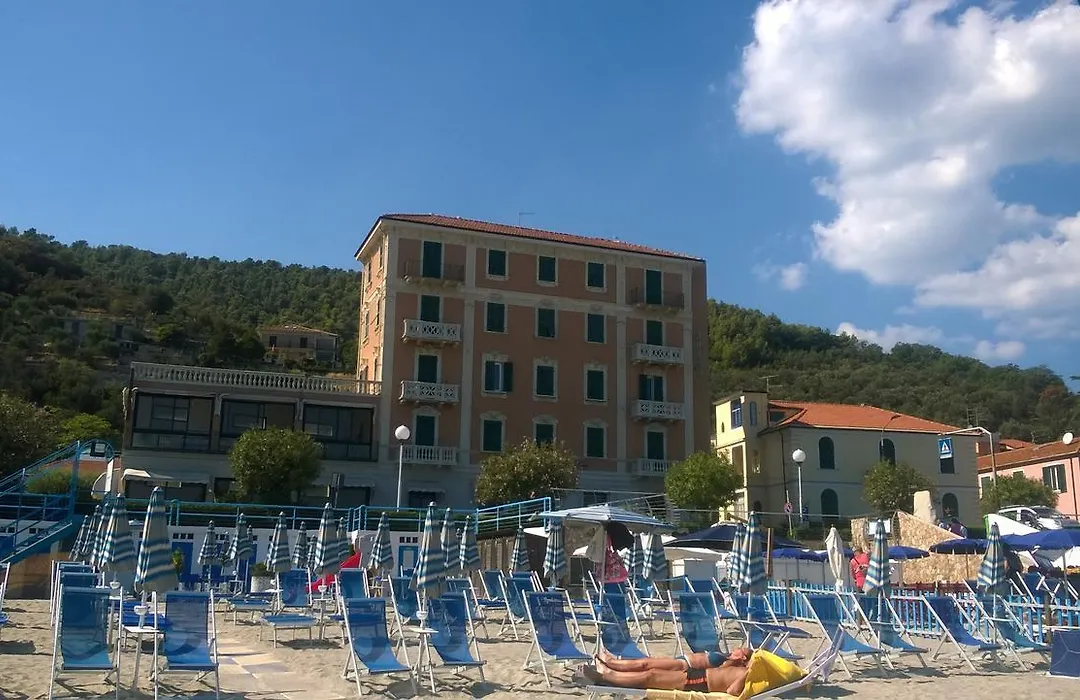 Hotel Monique-1