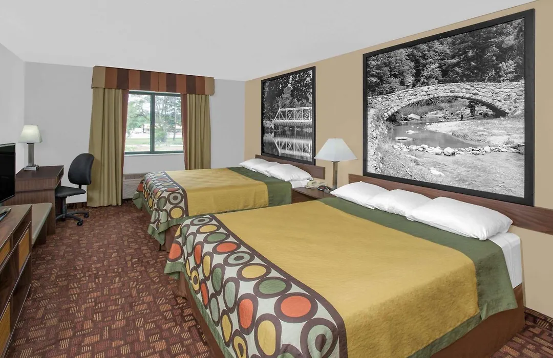 Super 8 By Wyndham Three Rivers-1