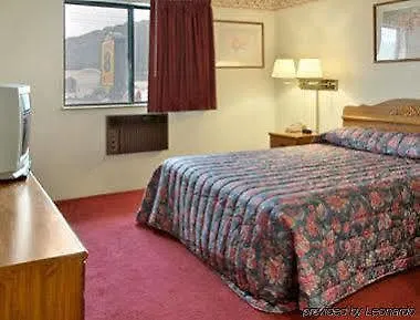 Super 8 Butler-1