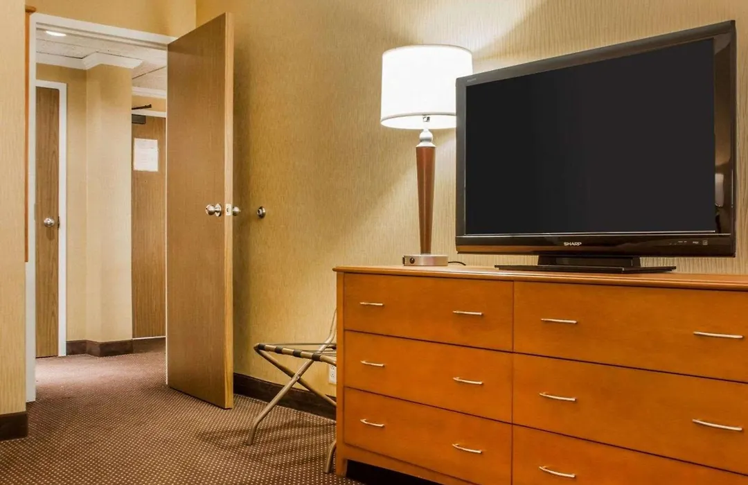 Clarion Hotel & Suites Riverfront-1