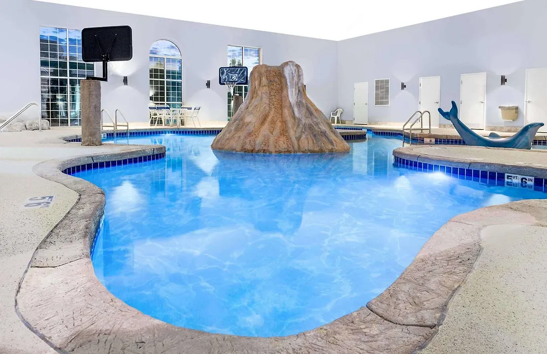 Microtel Inn & Suites By Wyndham Green Bay-1