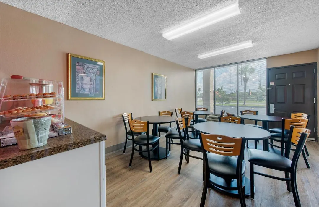 Econo Lodge-1