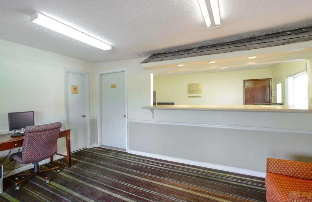 Econo Lodge Inn & Suites Carbondale-1