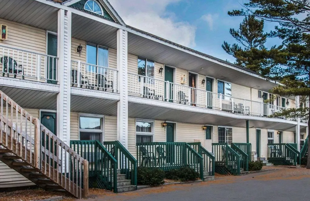 Econo Lodge Bayview-1