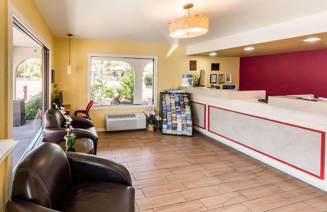 Econo Lodge-1
