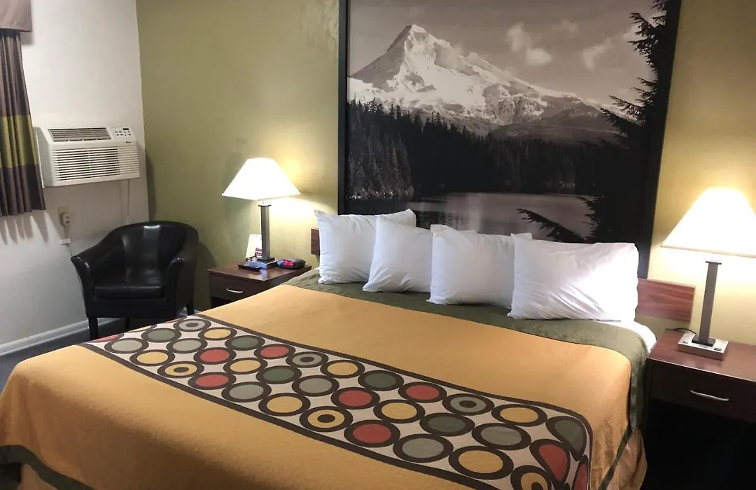 Super 8 By Wyndham Salem-1