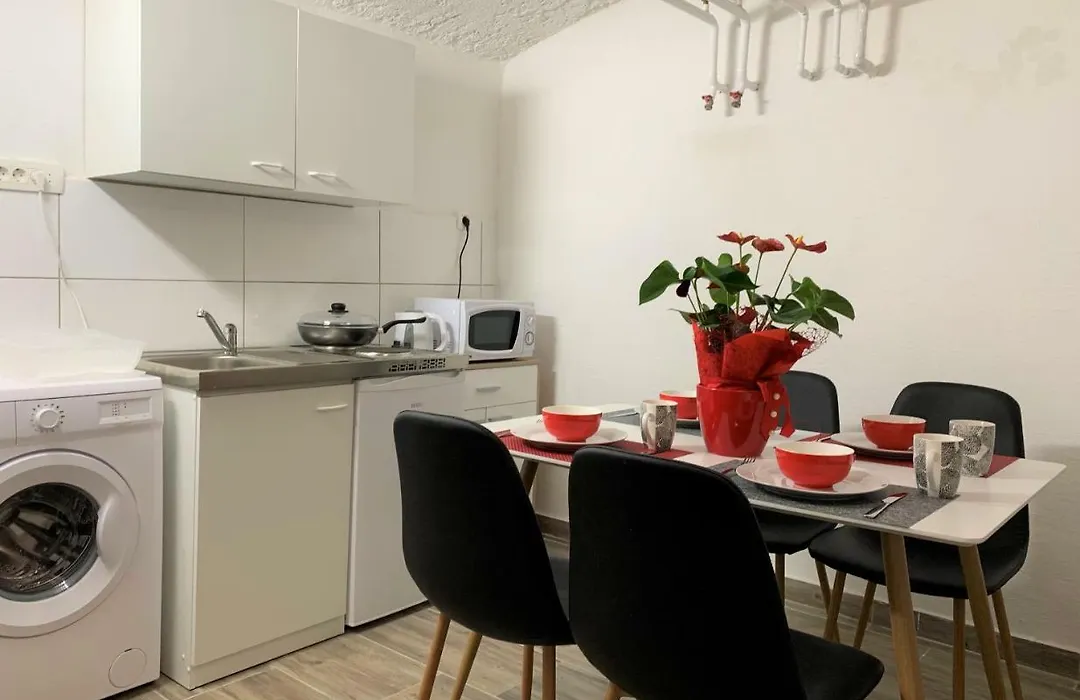Lina Rooms Hostel-1