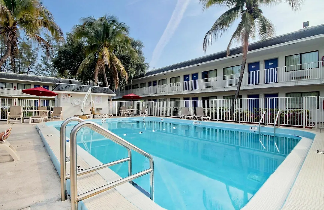 Travelodge By Wyndham Pompano Beach-1