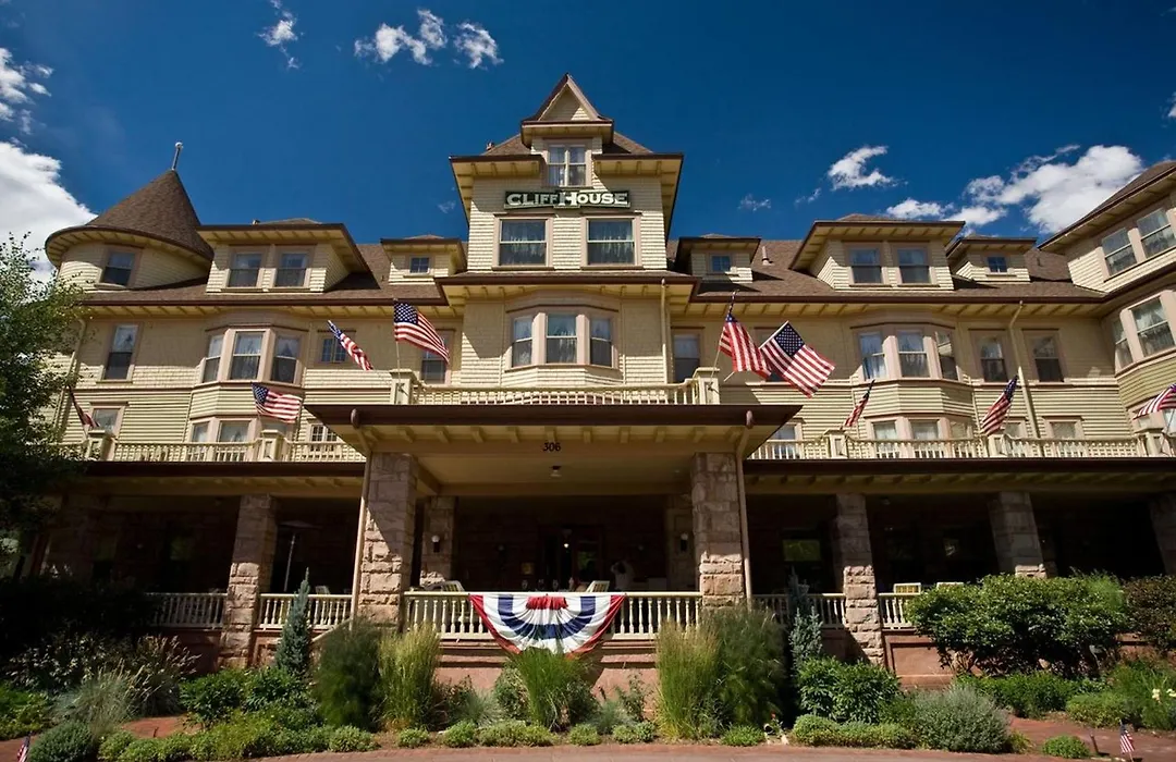 Cliff House At Pikes Peak-1