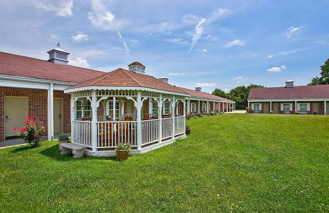 Super 8 By Wyndham Cave City-1