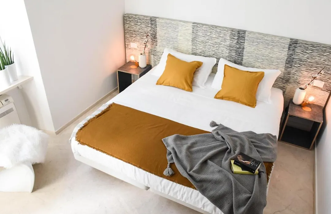 Garibaldi23 Rooms-1