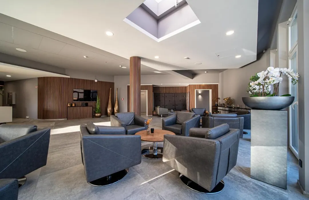 Ee Hotel-1