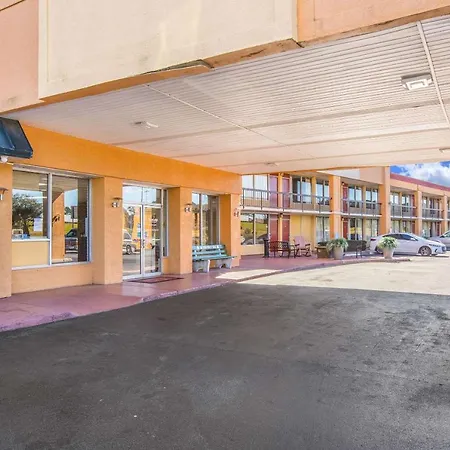 Econo Lodge Choice Hotels I-95 Savannah Gateway-3