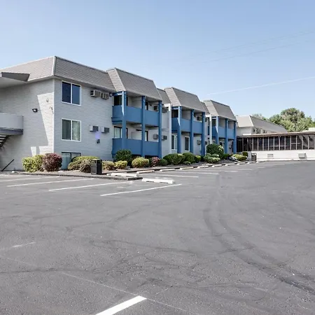 Days Inn & Suites By Wyndham Spokane-2