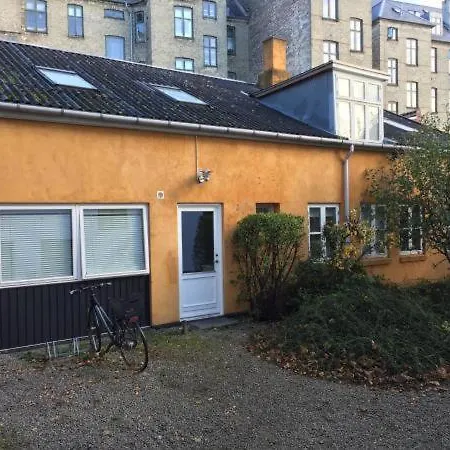 Rooms In Quiet Yellow Courtyard Apartment-3