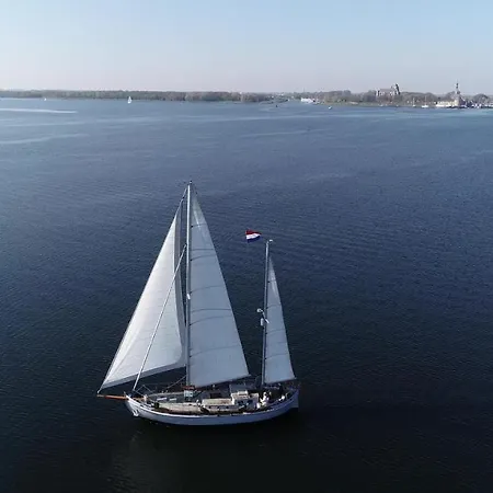 Prive B&B Motorsailer Rataplan-3