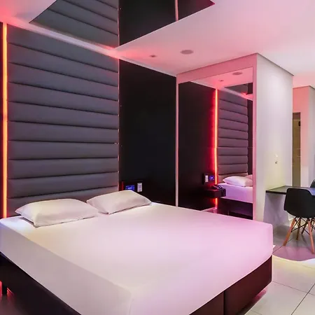 Plaza Motel (Adults Only)-3