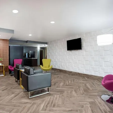 Wingate By Wyndham Bloomington-3