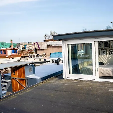 Houseboat-Amsterdam-3