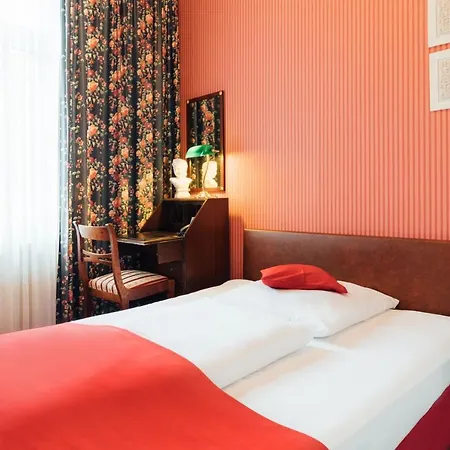 Das Kleine Hotel-2